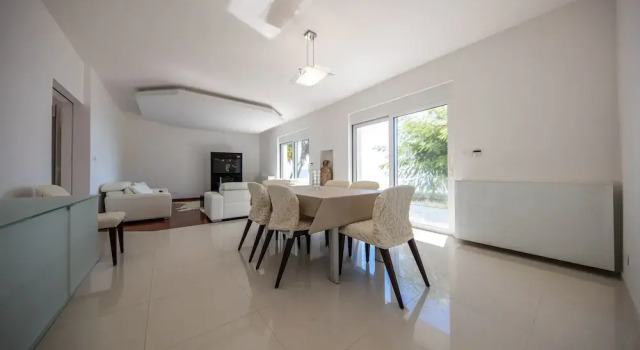 Villa Gg The White Villa, Rezerwuj Willa Hotele w Split-Dalmatia County z parkingiem, Parking