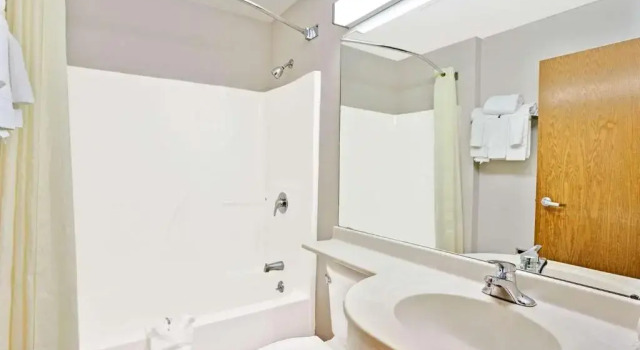 Четырёхместный номер Deluxe Microtel Inn & Suites by Wyndham Detroit Roseville
