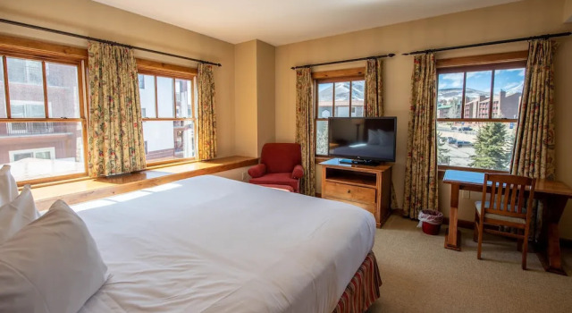Spacious 3 Bedroom Condo with Balcony in Mountaineer Square 3 Condo - No Cleaning Fee! by RedAwning, Book Lejlighed Hoteller i Crested Butte Mountain med parkering, Parkering