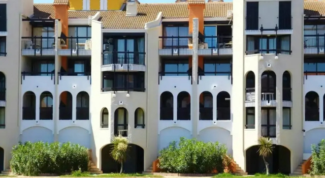 Apartment with 2 Bedrooms in Le Barcarès, with Wonderful Mountain View, Shared Pool And Furnished Terrace - 2 Km From the Beach, Book Lejlighed Hoteller i Corbières med parkering, Parkering