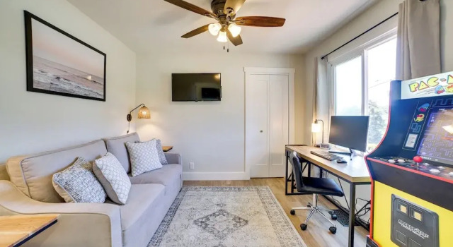 Pet-friendly Monterey Home 2 Mi to Beach, Κράτηση Διακοσστικό σπίτι Ντελ Ρέι Όουκς Καλιφόρνια