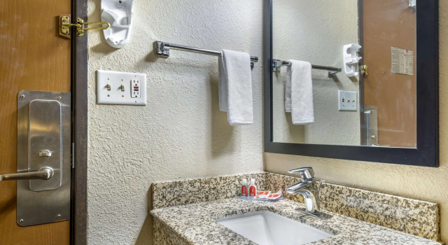 Двухместный номер Standard Econo Lodge La Crosse North