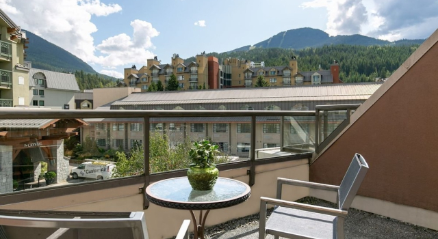 Четырёхместный номер Deluxe с балконом и с видом на горы Adara Hotel