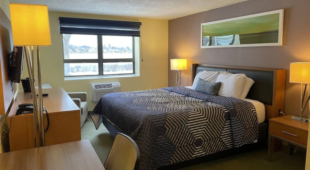 Номер Lakeside Inn
