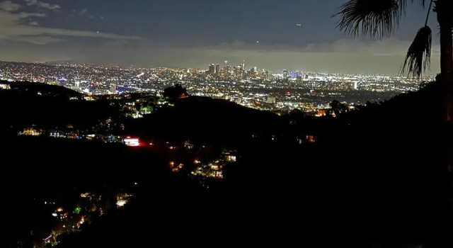 Апартаменты JETLINER VIEWS IN THE HOLLYWOOD HILLs