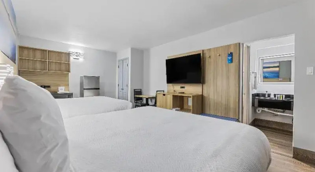 Четырёхместный люкс Days Inn & Suites by Wyndham Texas City - Galveston Area