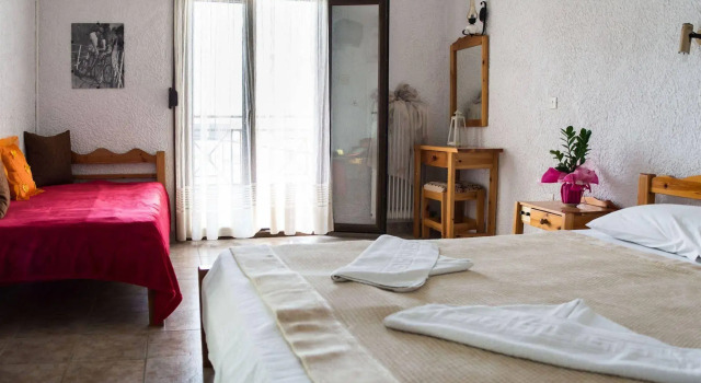 Nepheli, Prenota Hotel Karlovasi Samo