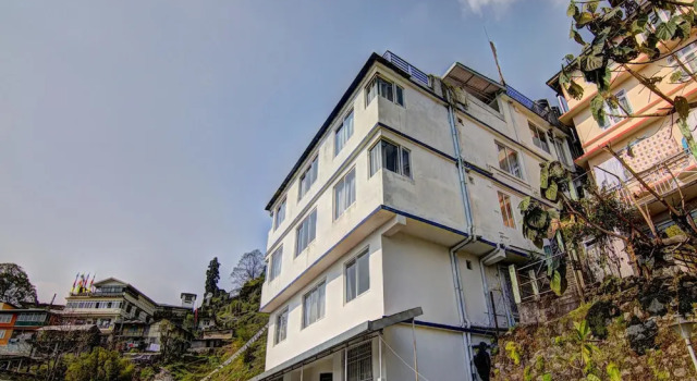 OYO 12862 Hotel Lamaz Residency