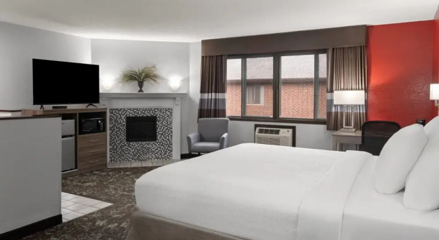 Люкс Deluxe Ramada by Wyndham Cedar Rapids South
