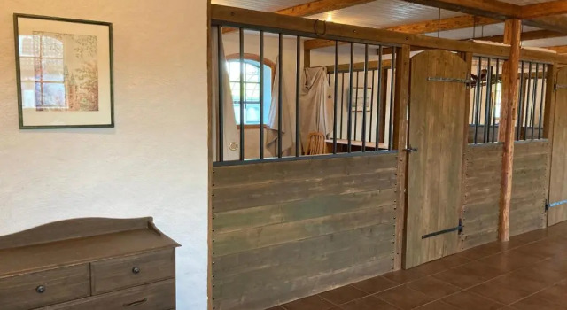 Stallet på Skårby, Book Hotel  