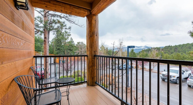 Люкс с балконом и с видом на горы Comfort Suites Golden West on Evergreen Parkway