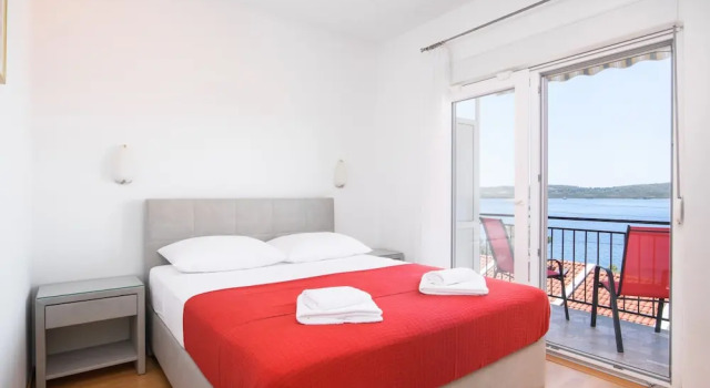 A1-apt w. Shared Pool & Balcony,next to the Beach, Забронировать Апартаменты/квартира Трогир 