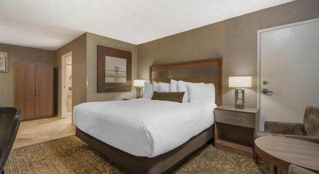 Best Western Plus Anaheim Inn, Забронировать Отель Отели Анахайм с завтраком, рядом с Anaheim Gardenwalk, Завтраки