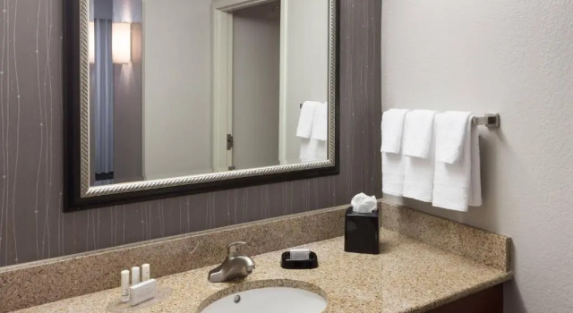 Четырёхместный номер Standard с балконом Courtyard by Marriott Miami at Dolphin Mall