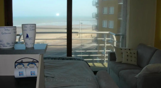 Studio apartment 'De Strandwandeling' with frontal sea view near Ostend, Prenota Appartamento Ostenda 