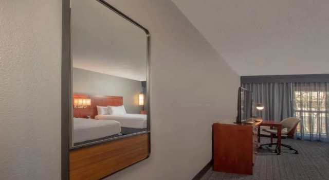 Четырёхместный номер Standard Fairfield Inn & Suites by Marriott Frederick