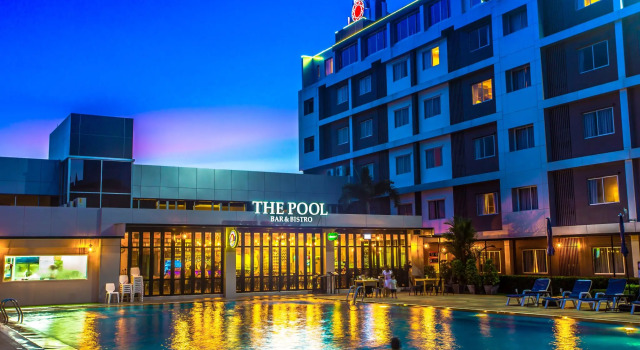 Кровать в общем номере New Travel Lodge Hotel
