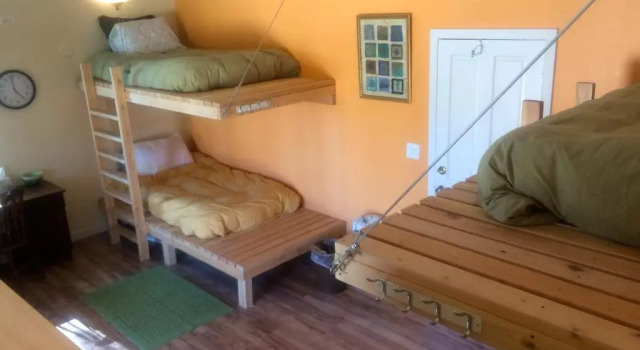Кровать в общем номере Mancos Inn