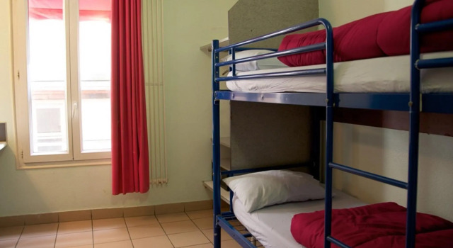 Кровать в общем номере Auberge Internationale des Jeunes