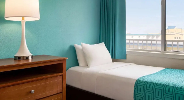 Четырёхместный номер Standard с балконом Howard Johnson by Wyndham Ocean City Oceanfront