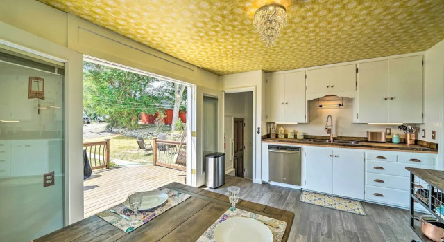 Yellowstone Country Family Home w/ View & Hot Tub, Book Feriehus Sommerhuse i Montana, Hytte