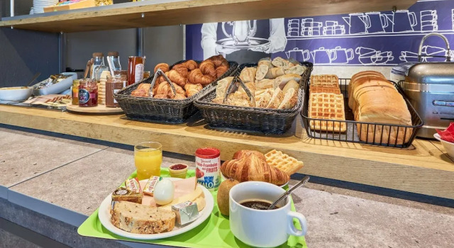 Четырёхместный семейный номер Standard ibis budget Lisieux