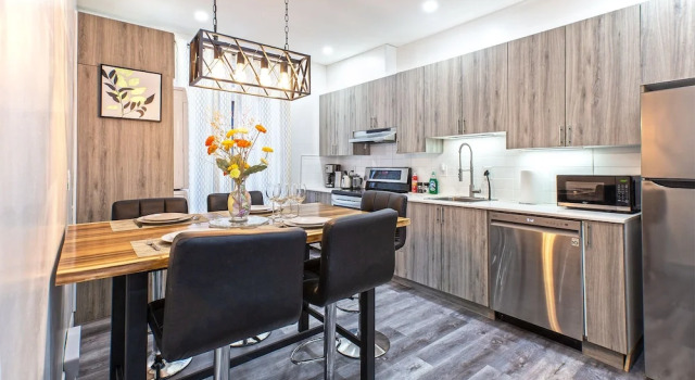 Апартаменты Lovely Condo near Dtown Montreal- 4404