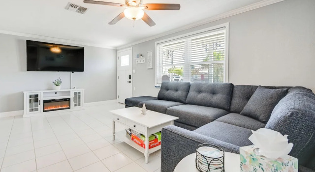Canal-front Oasis in Hudson: Patio + Private Dock!, Varaa Lomakoti Huvilat kohteessa Florida, Villa