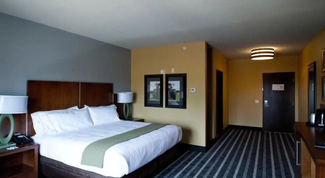 Четырёхместный номер Standard Holiday Inn Express & Suites Perry-National Fairground Area by IHG
