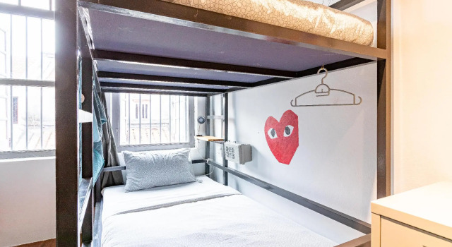 Кровать в общем номере Yu Cafe Hostel