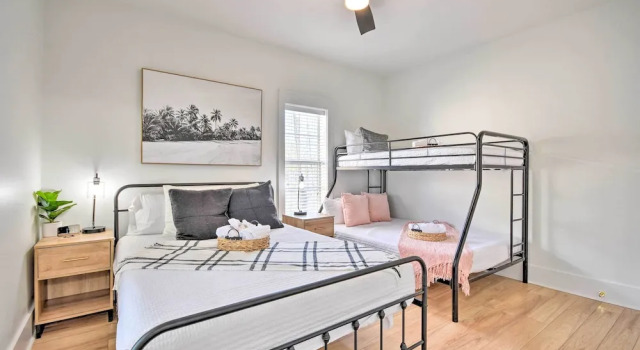 Коттедж Beverly Bungalow; Easy Walk to Seagrove Beach