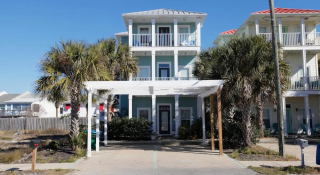 Beach House - Sandy Dreams by Panhandle Getaways, Book Landbrugsophold Hoteller i Lower Grand Lagoon med parkering, Parkering
