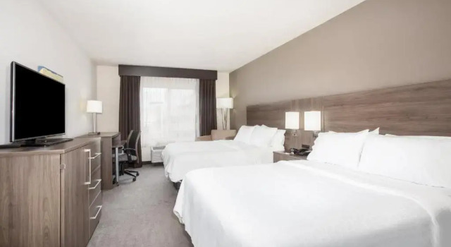 Четырёхместный люкс Holiday Inn Express & Suites Manhattan by IHG
