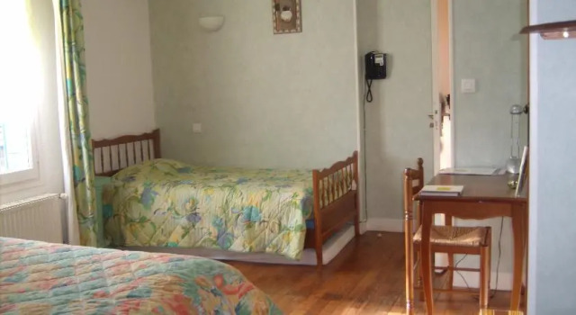 Auberge Les Mûriers, Boek Hostel La Ferte-Hauterive 
