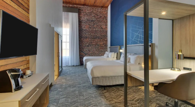 Четырёхместный люкс с видом на город SpringHill Suites by Marriott Montgomery Downtown