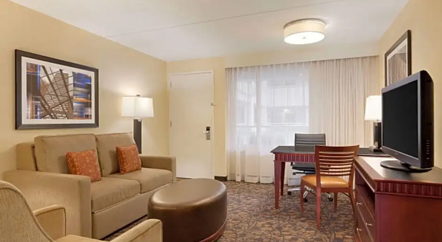 Четырёхместный люкс Deluxe с 2 комнатами Embassy Suites by Hilton Boston Waltham