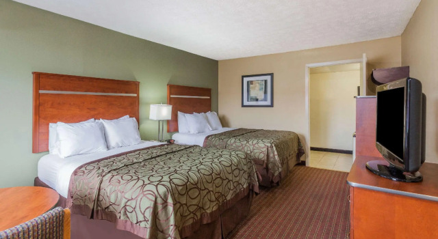 Четырёхместный номер Standard Baymont by Wyndham Pigeon Forge near Island Drive