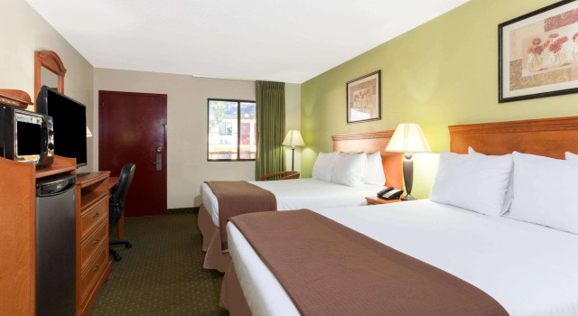 Howard Johnson Express Inn - Tallahassee, Забронировать Отель Отели Панхэндл Флориды с парковкой, Парковка