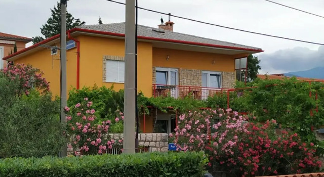 Apartments Maricic 200 meters from the Beach, Забронировать Апартаменты/квартира Отели Приморско-Горанской жупания с парковкой, Парковка