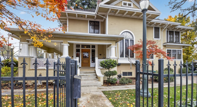 The Spalding House Comfort In Visalia 4 Bdrm Home Pets OK!, Забронировать Отель Висейлия штат Калифорния, рядом с Visalia Fox Theatre
