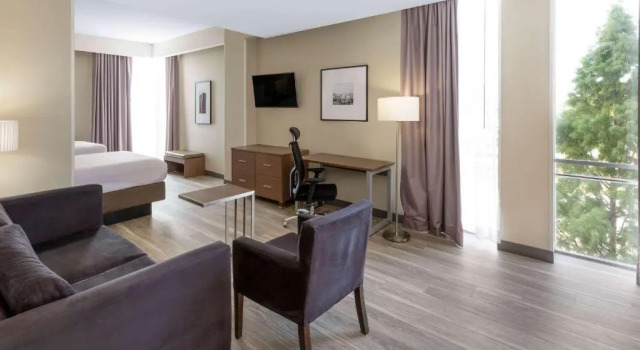 Четырёхместный люкс La Quinta Inn & Suites by Wyndham Tulsa Downtown - Route 66