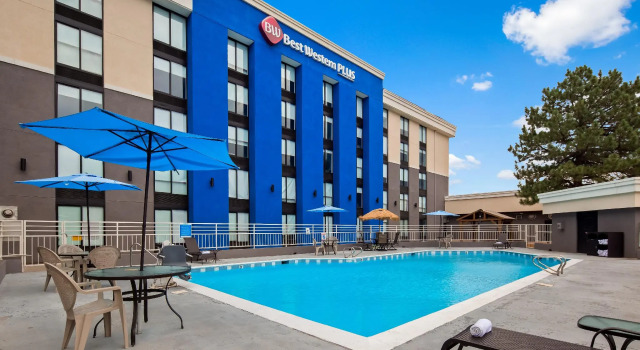 Кровать в общем номере Best Western Plus Executive Residency Denver - Central Park Hotel