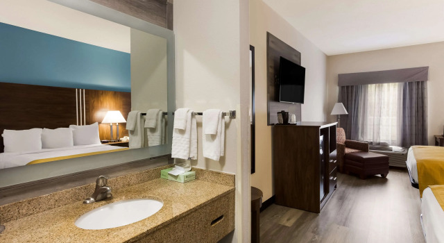 Четырёхместный номер Standard Best Western Crossroads Inn