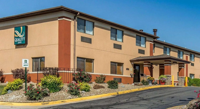 Кровать в общем номере Quality Inn at Collins Road - Cedar Rapids