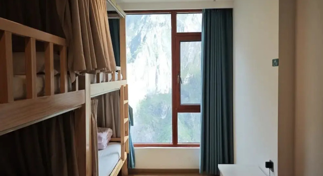 Кровать в общем номере (мужской номер) Tiger Leaping Half Way Guest House