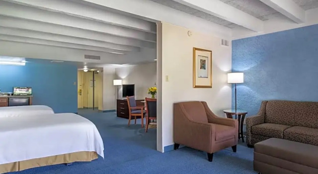 Четырёхместный люкс Days Inn and Suites Scottsdale