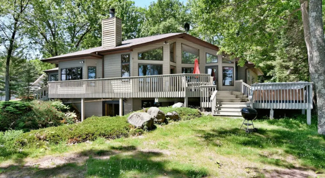 Коттедж Cheif Lake Lodge 4 Bedroom Home by RedAwning