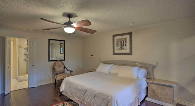 Коттедж Unwind Fireside & Play Pool! Idyllic Mckinney Home