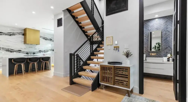 Luxury Clarendon 4-BR Homestay - McVeigh, Забронировать Дом для отпуска Арлингтон 