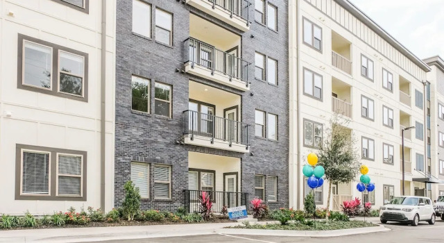 2 BR Apt Near St Johns River by Frontdesk, Забронировать Отель Джэксонвилл штат Флорида, рядом с Театр Флориды